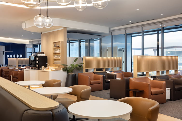 Master Oak in Lufthansa lounge Newark Airport